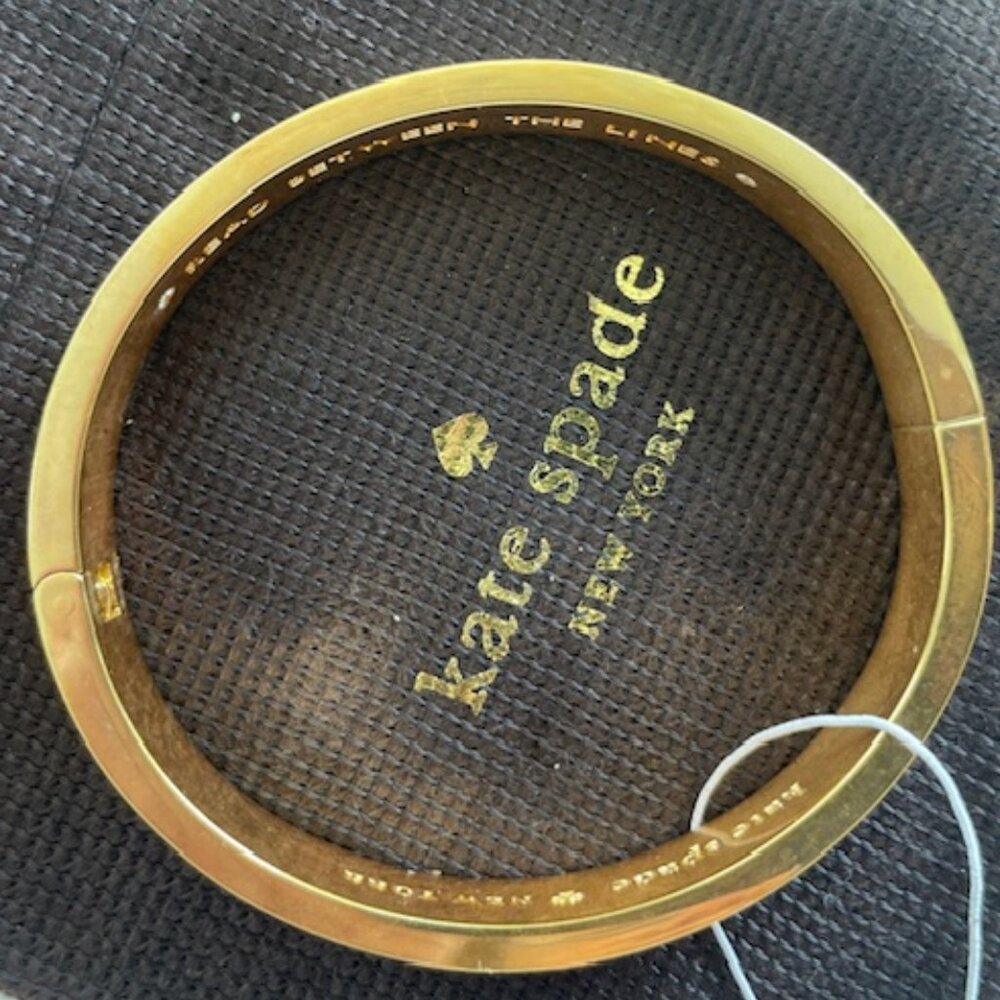 KATE SPADE BANGLE "READ BETWEEN THE LINES" HINGED CLOSE NWT - Picture 7 of 7